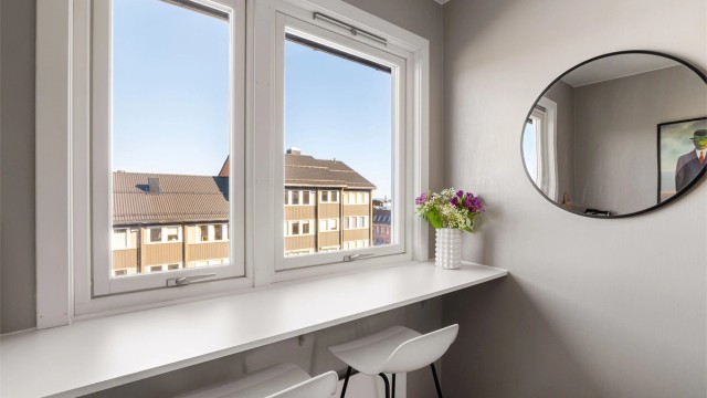 Gjennom kjøkkenvinduene titter solen inn fra tidlig morgen.