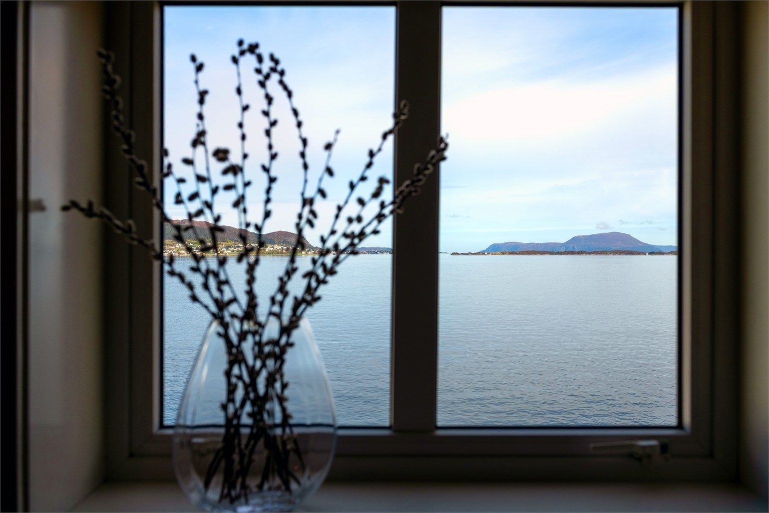 Fra leiligheten i fjerde etasje ser man ut over Valderhaugfjorden i nord