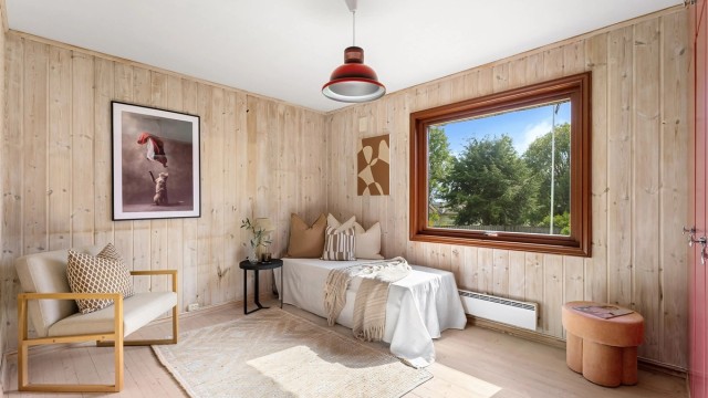 Soverom med god plass til seng og møblering.