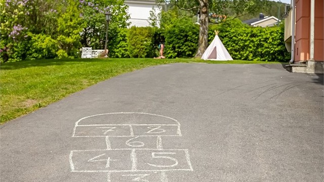 I barnevennlige omgivelser og med byens rauseste naboer vil du finne deg godt til rette