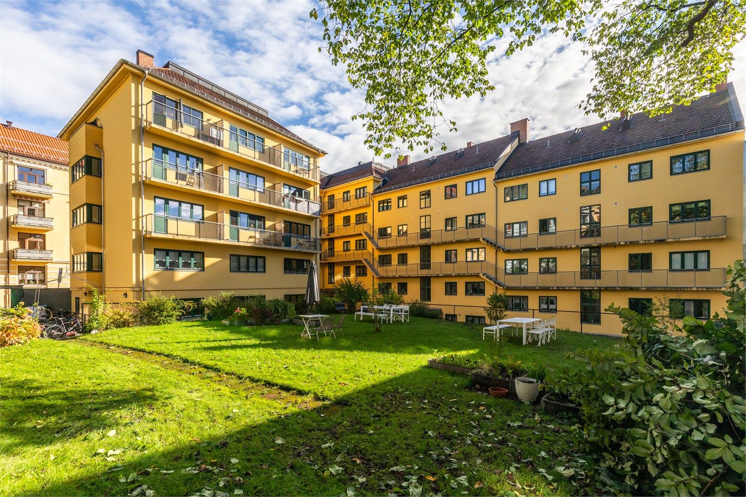 Her er det god plass for sosialt samvær og rekreasjon for beboerne.