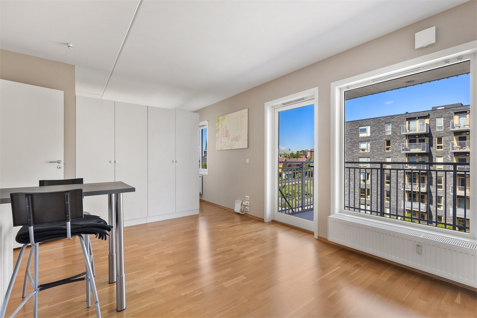 Robin Lauritzen v/ Krogsveen Eiendomsmegling har gleden av å presentere Rolf Hofmos gate 11!