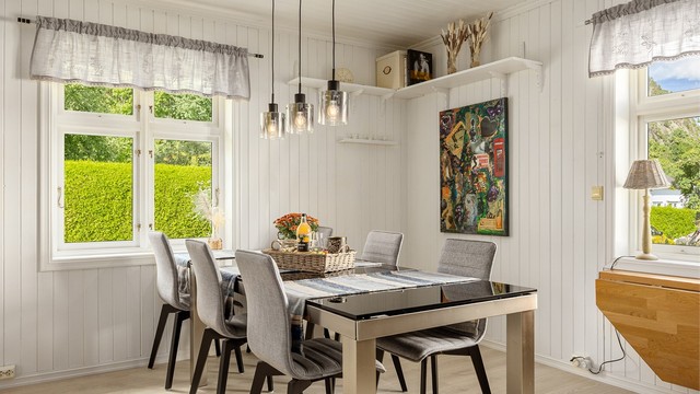 Vinduene slipper inn rikelig med dagslys til spiseplassen og er et naturlig samlingssted for venner og familie.