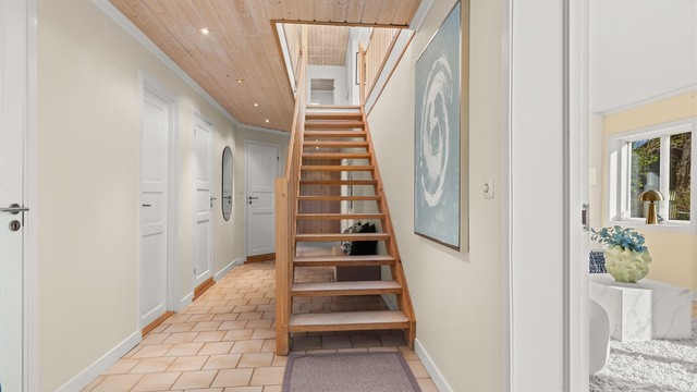 Romslig trappegang med gulvfliser med varmekabler