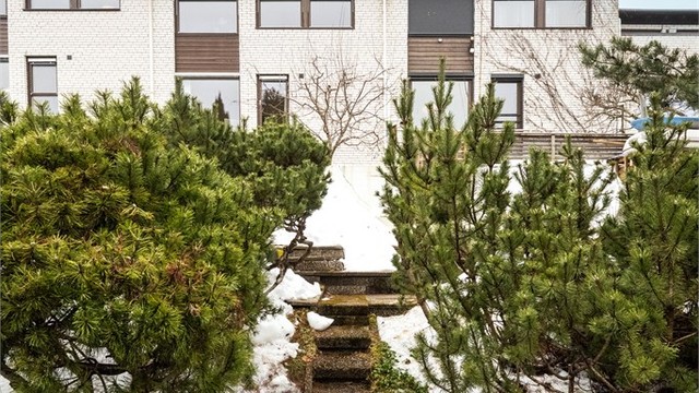 Tomten er opparbeidet med trapp i terrenget og diverse beplantning. Felles adkomst med nabo (til terrasser).