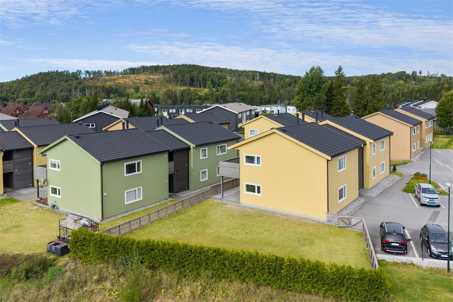 Boligen ligger i et rolig og etablert boligområde med nærhet til skog og mark.