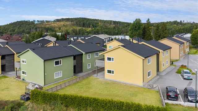 Boligen ligger i et rolig og etablert boligområde med nærhet til skog og mark.