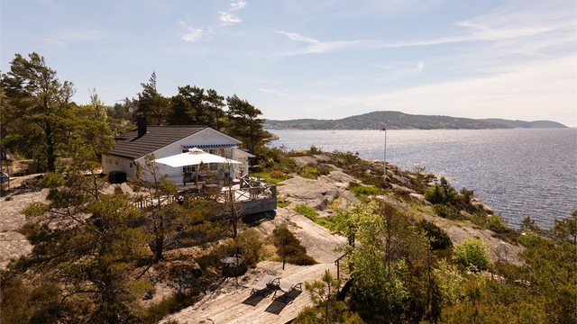 Ytterligere en solfylt platting er anlagt i det noe lavere terrenget vest for hytta.
