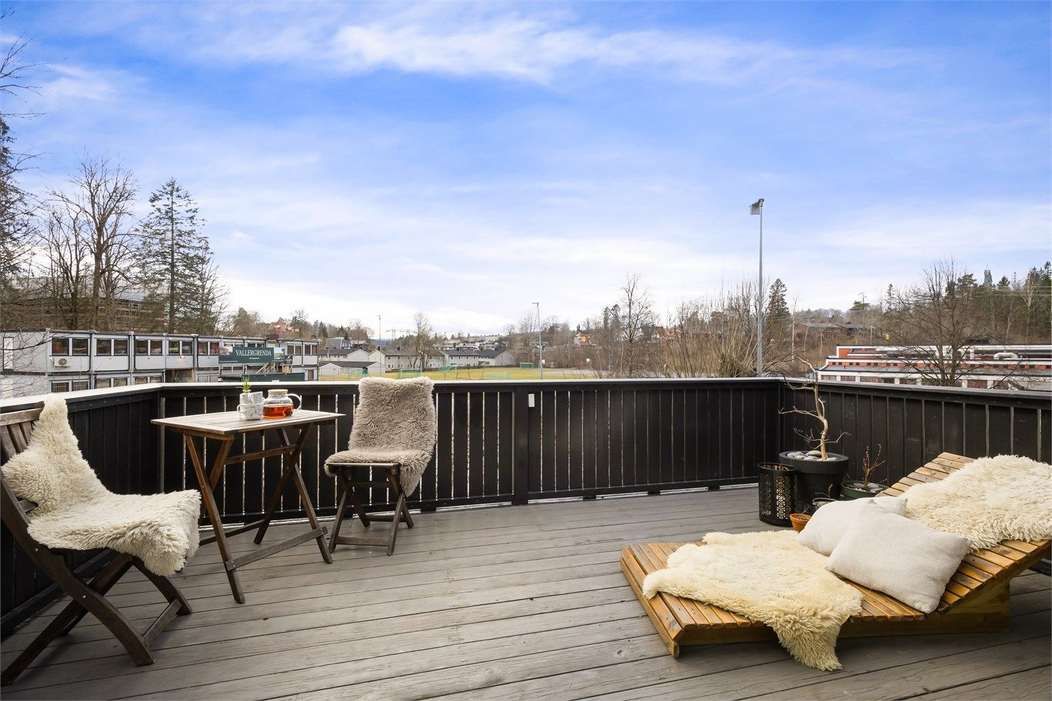 Den sørøstvendte balkongen på hele 13 m² er en flott forlengelse av stuen. 