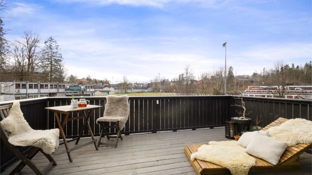 Den sørøstvendte balkongen på hele 13 m² er en flott forlengelse av stuen.