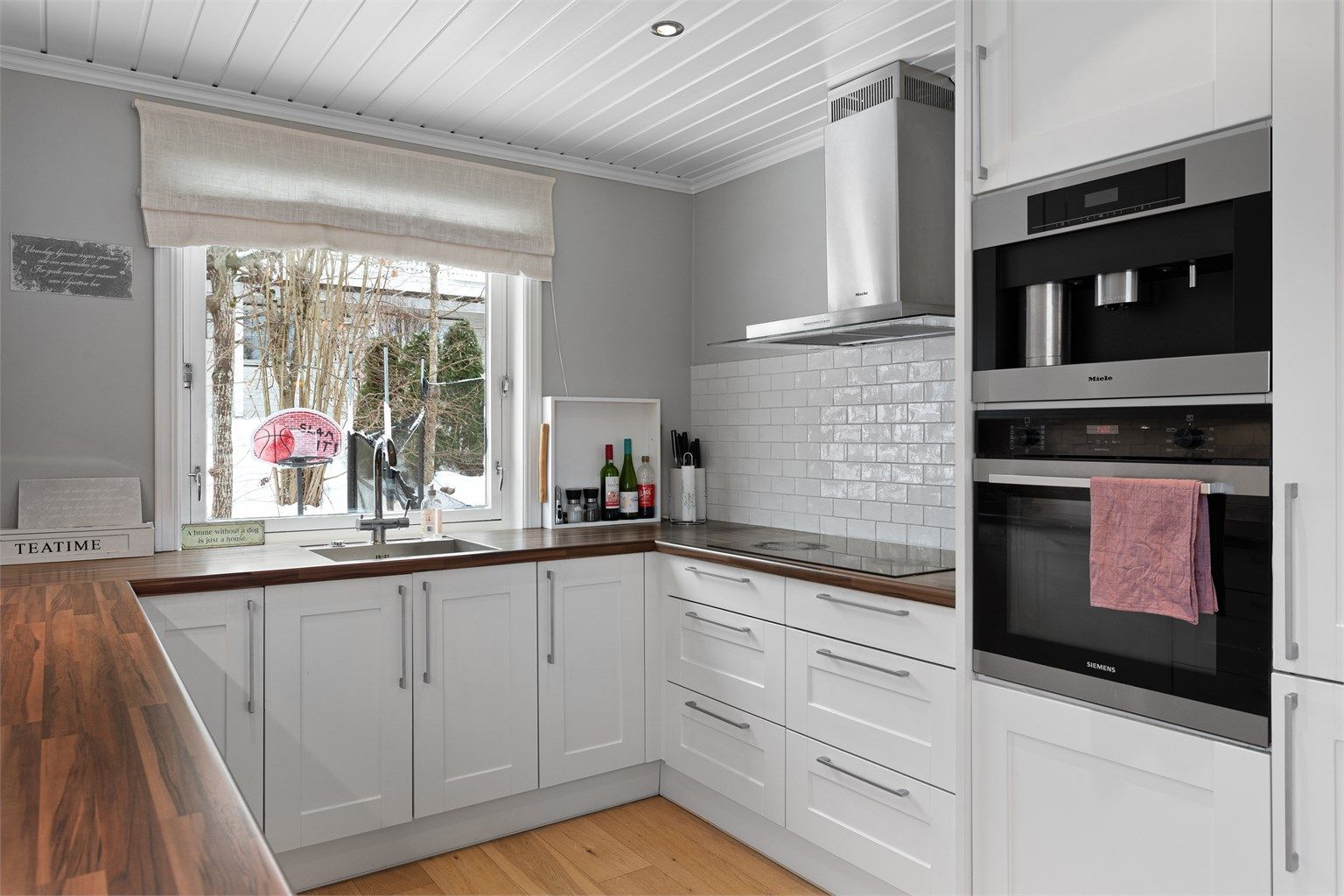 Kjøkkenet har helintegrerte hvitevarer.