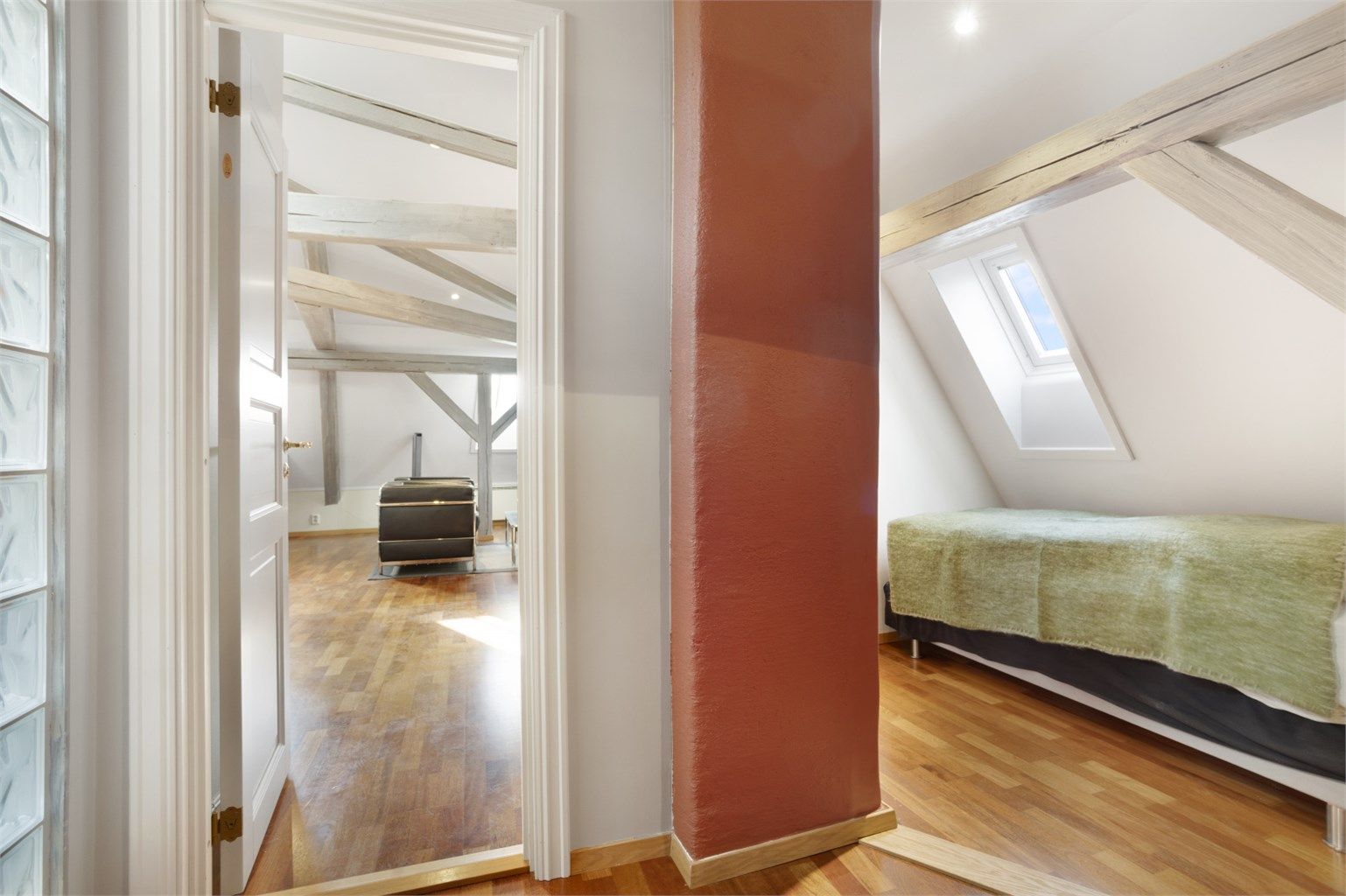 Et av to soverom på 6,5 kvm med god plass til seng og garderobe.