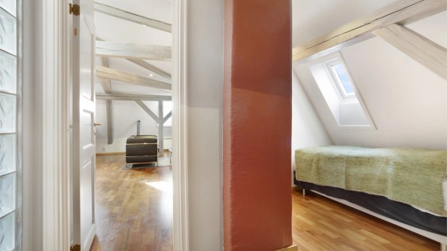 Et av to soverom på 6,5 kvm med god plass til seng og garderobe.