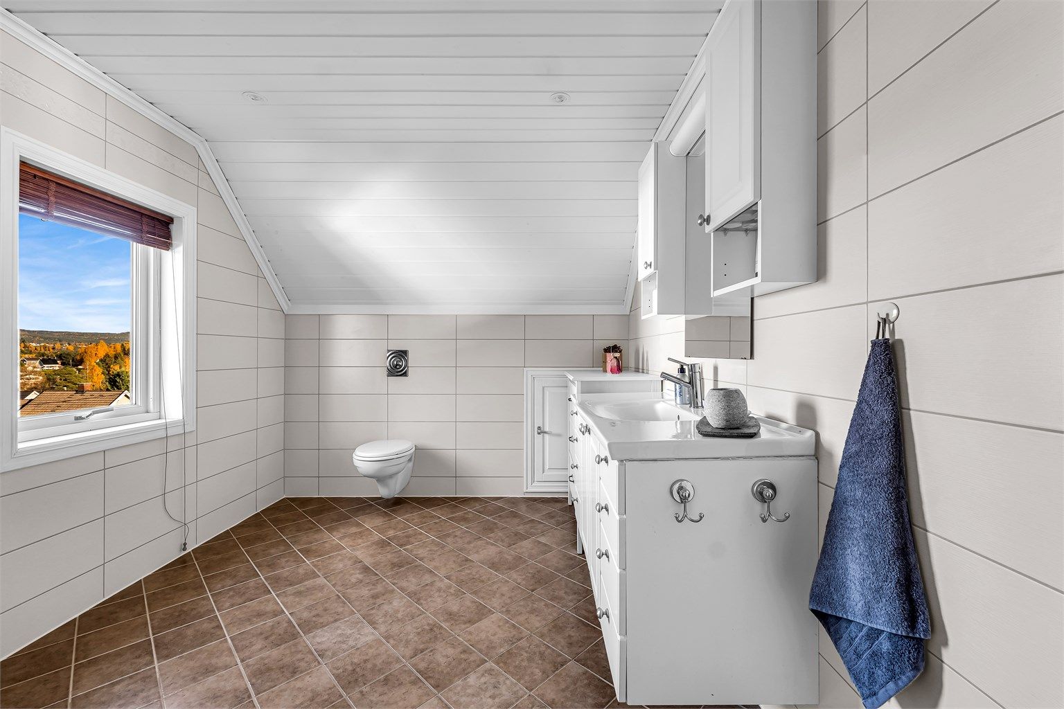 Baderommet ble oppgradert i 2007, ifølge tidligere salgsoppgave, og har flislagte vegger og malt himling. Innredningen består av benkeskap med servant og ettgreps blandebatteri, samt speil med overbelysning. 