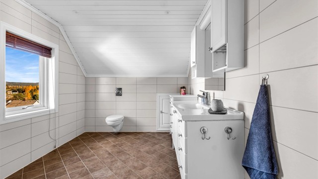 Baderommet ble oppgradert i 2007, ifølge tidligere salgsoppgave, og har flislagte vegger og malt himling. Innredningen består av benkeskap med servant og ettgreps blandebatteri, samt speil med overbelysning.