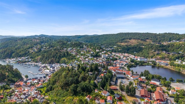 Området byr på en fin blanding av byliv og natur.
