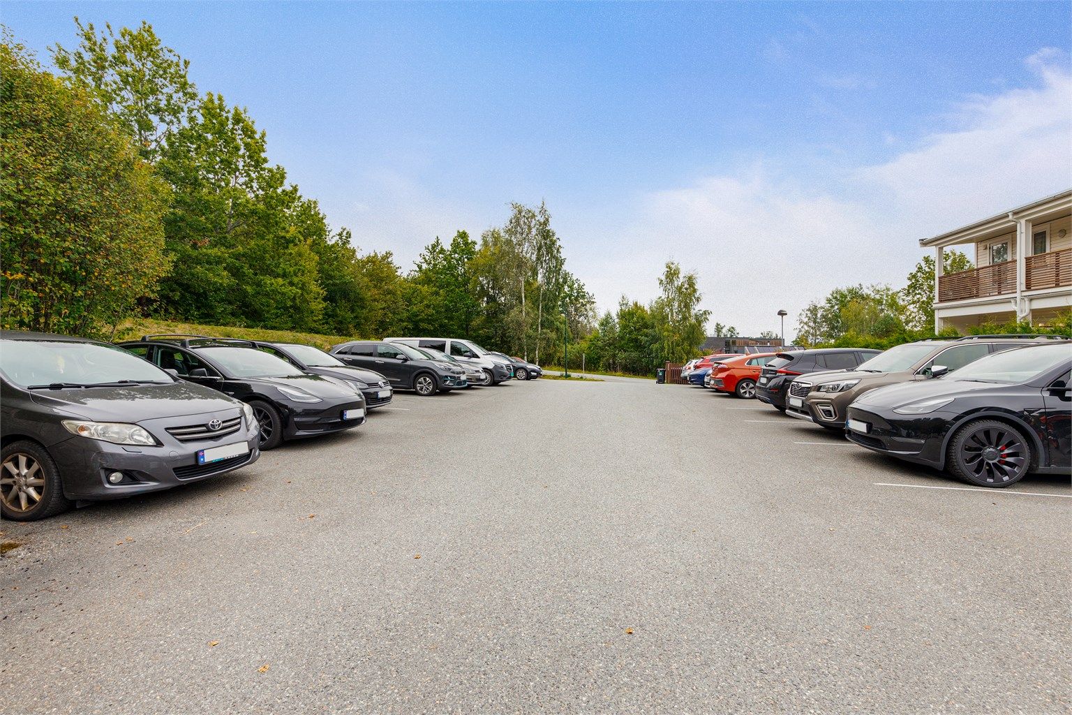 Det medfølger 1 parkering på felles parkeringsplass. Felles bruksrett til parkering med de andre sameierne er vedtektsfestet.