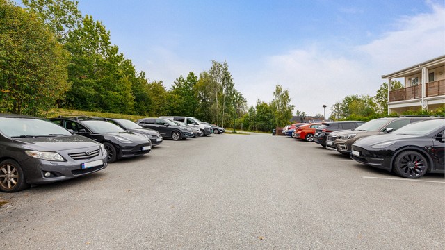 Det medfølger 1 parkering på felles parkeringsplass. Felles bruksrett til parkering med de andre sameierne er vedtektsfestet.