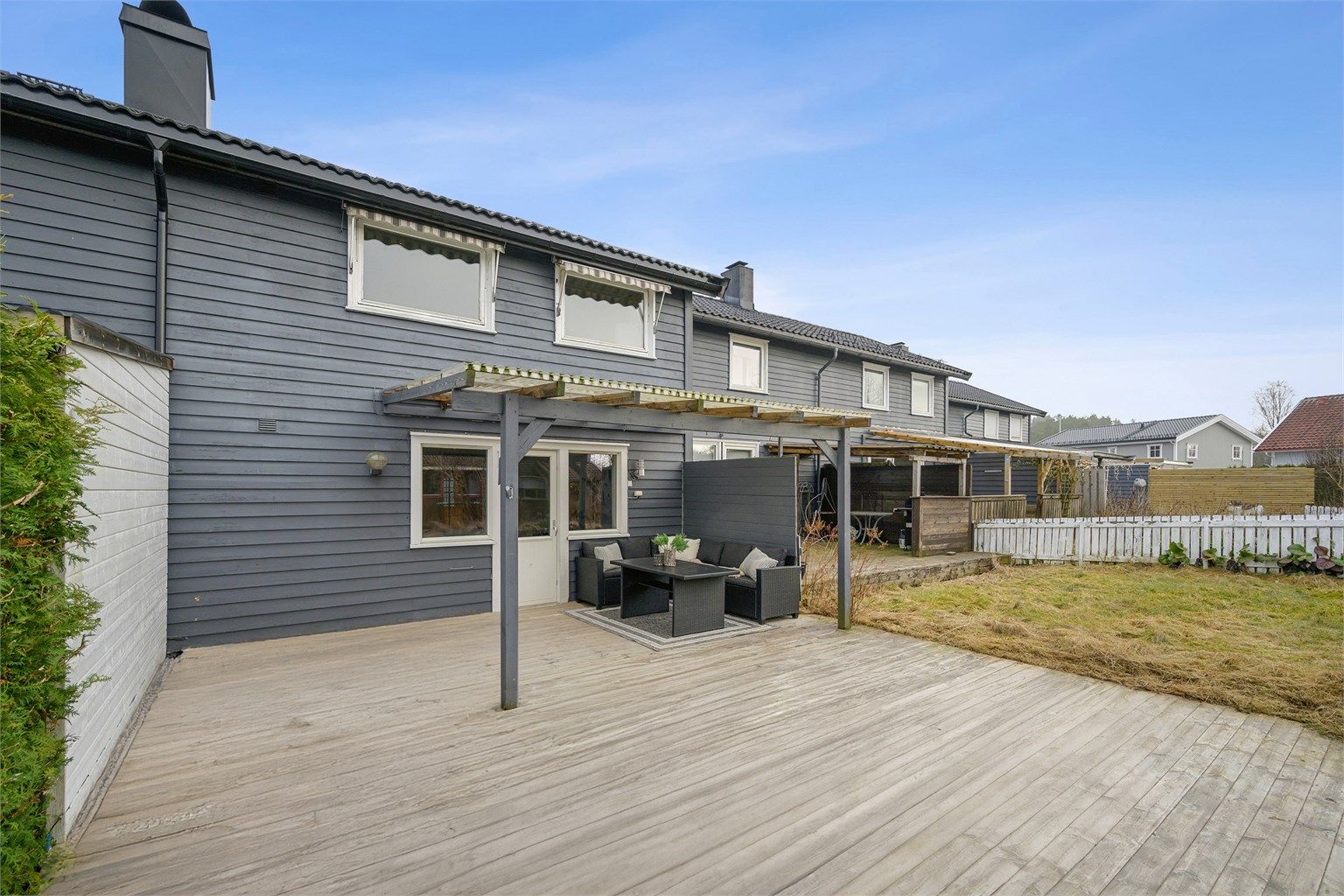 Boligen er sentralt beliggende i et etablert og særdeles barnevennlig boområde, med bla. kort vei til strand, barnehager og skoler. 