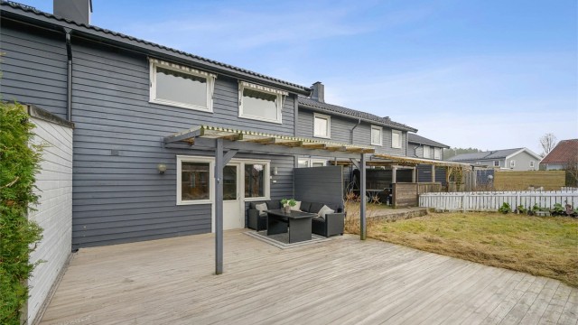 Boligen er sentralt beliggende i et etablert og særdeles barnevennlig boområde, med bla. kort vei til strand, barnehager og skoler.