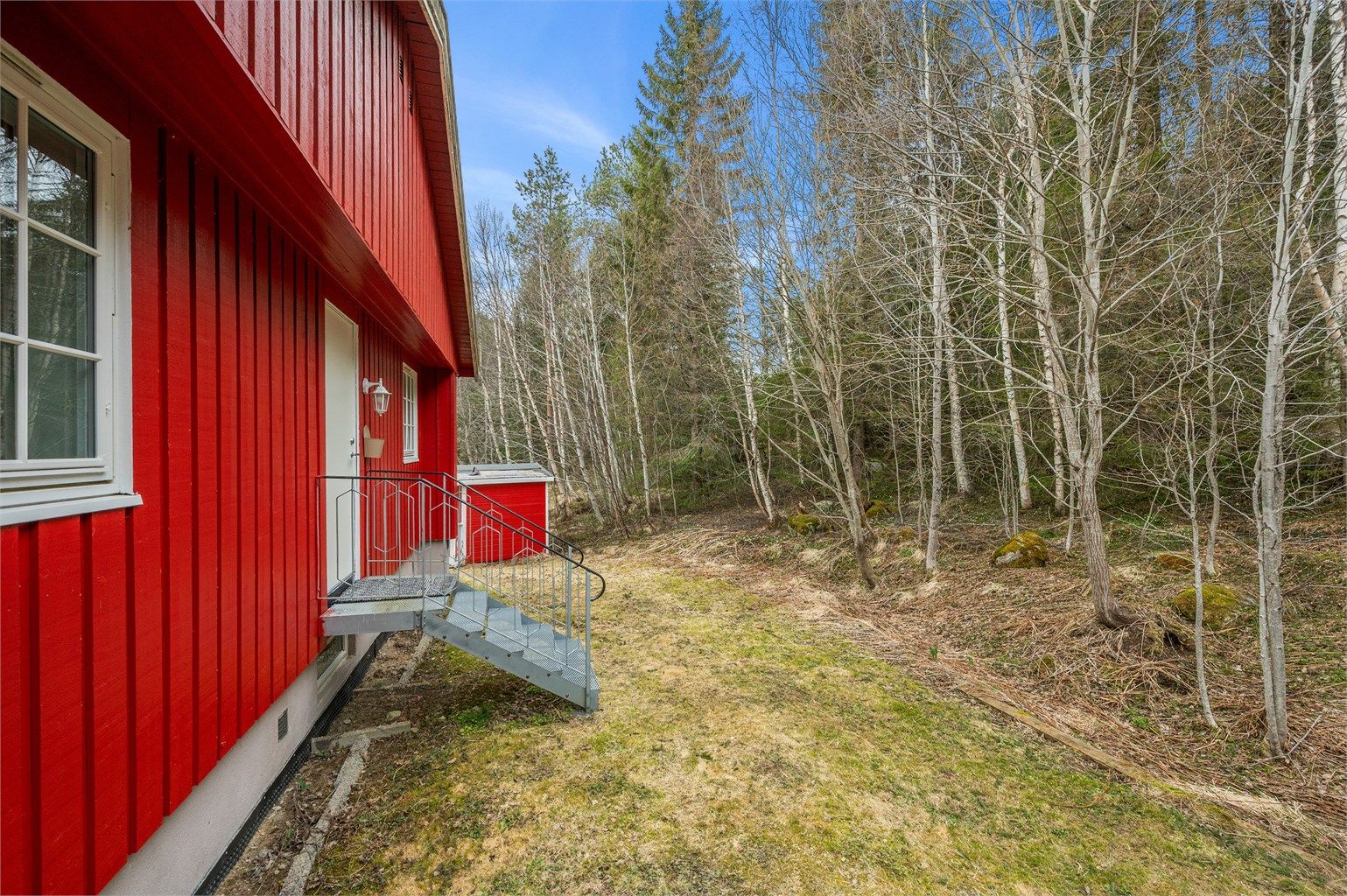 Boligen har en flott plassering i terrenget, med naturskjønne omgivelser, lite innsyn og en fredelig beliggenhet tett på skog og mark.