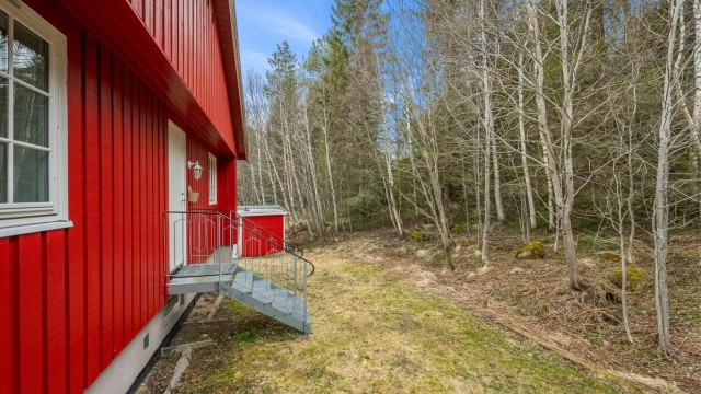 Boligen har en flott plassering i terrenget, med naturskjønne omgivelser, lite innsyn og en fredelig beliggenhet tett på skog og mark.