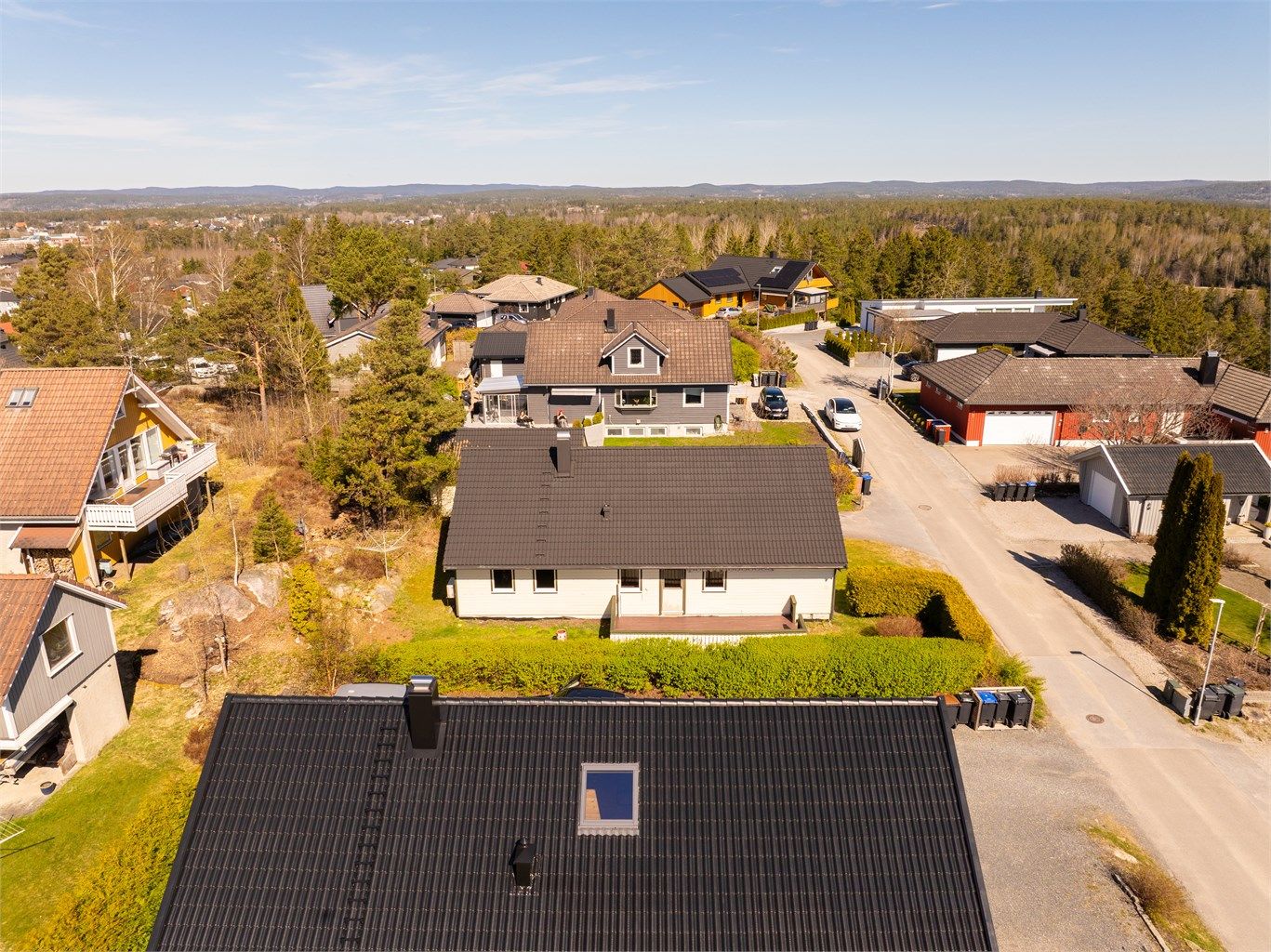 Takfornying ble utført i 2024; taksteinen ble vasket og deretter malt/lakkert.