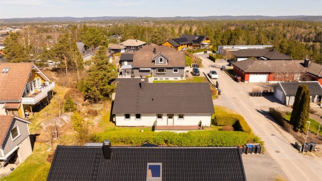 Takfornying ble utført i 2024; taksteinen ble vasket og deretter malt/lakkert.