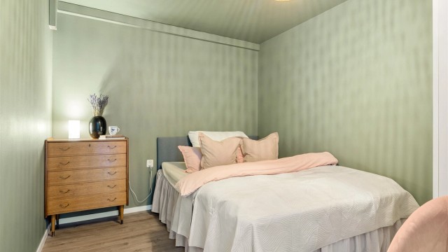 Leilighetens sovealkove er på 8,8kvm. Her er det plass til både dobbeltseng og garderobeskap!