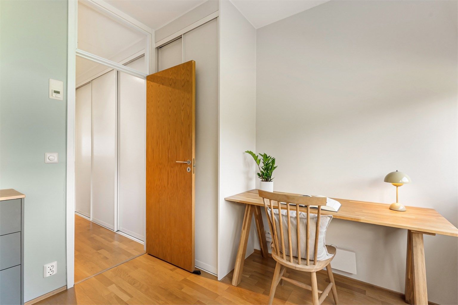 Soverommet har skyvedørsgarderobe og god plass til oppbevaring.
