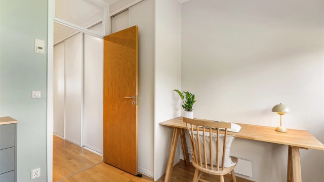 Soverommet har skyvedørsgarderobe og god plass til oppbevaring.