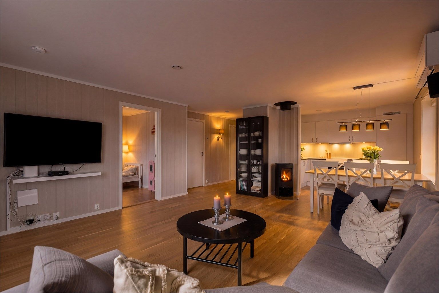 Velkommen hjem til en koselig og romslig leilighet i 2.etg! (Peis er digitalt innsatt for å vise plasserings mulighet) 