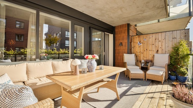 Fra stuen er det utgang til en delvis overbygget terrasse på 16 kvm med terrassebord på gulv og nyere glassrekkverk.