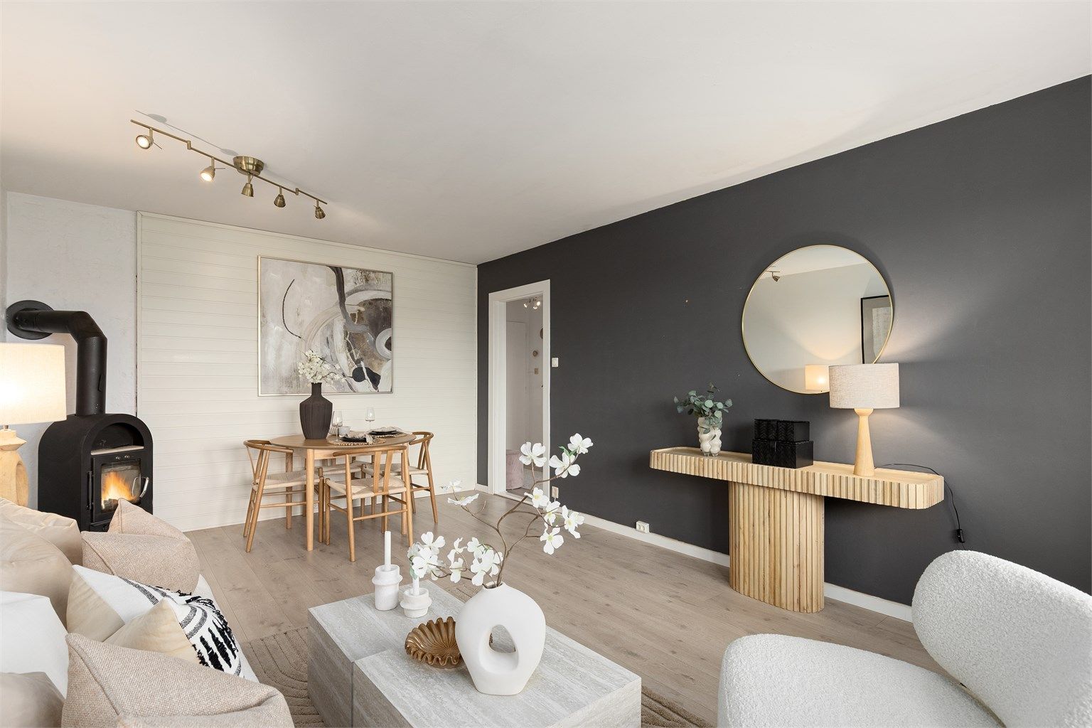 Stuen har en romslig og funksjonell utforming med god plass til både sofagruppe og spisebord. Foto: Petter Tanum/Tanum Foto