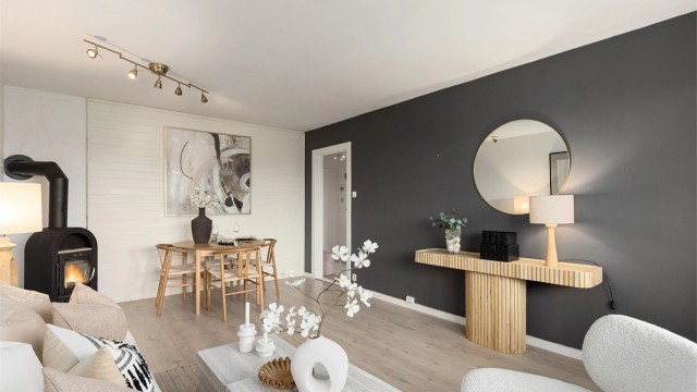 Stuen har en romslig og funksjonell utforming med god plass til både sofagruppe og spisebord. Foto: Petter Tanum/Tanum Foto