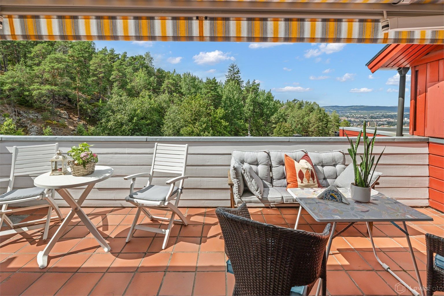 Velkommen til Hans C. Gjefles vei 10D - Enderekkehus med terrasse med noe utsikt, hage og garasje, i et meget barnevennlig bomiljø nær friområder - Foto: Løvås Foto