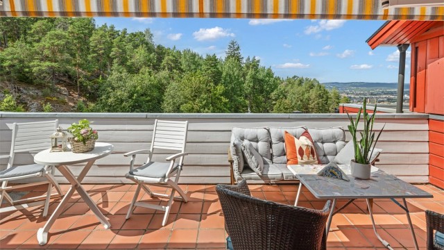 Velkommen til Hans C. Gjefles vei 10D - Enderekkehus med terrasse med noe utsikt, hage og garasje, i et meget barnevennlig bomiljø nær friområder - Foto: Løvås Foto