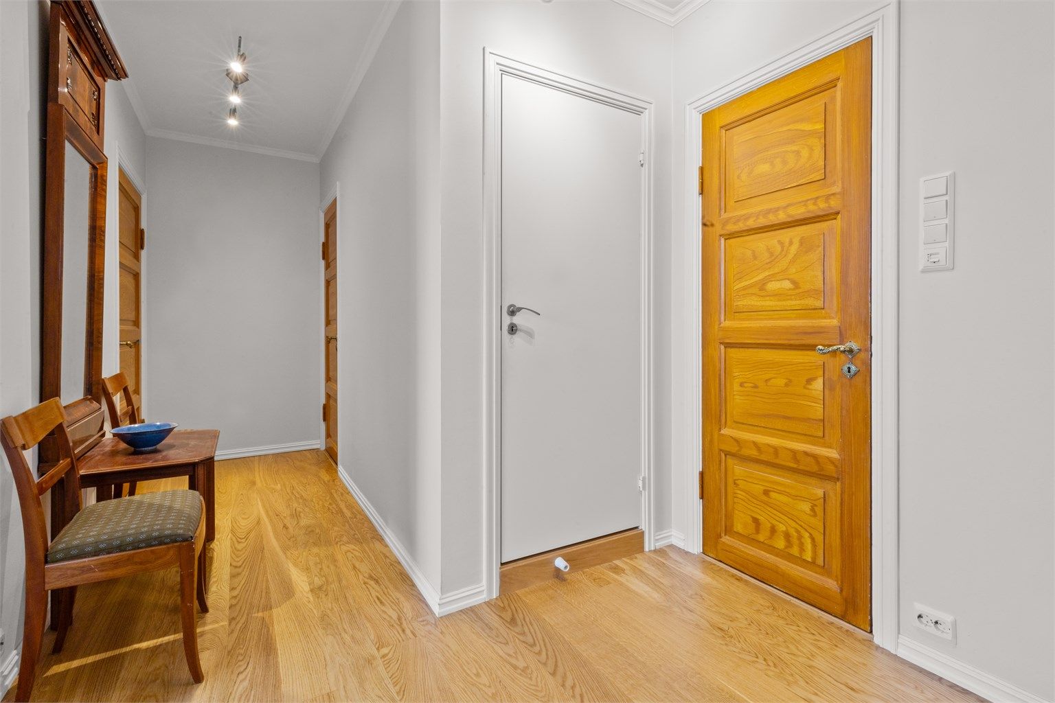 Lys og romslig entre i 2 etg.