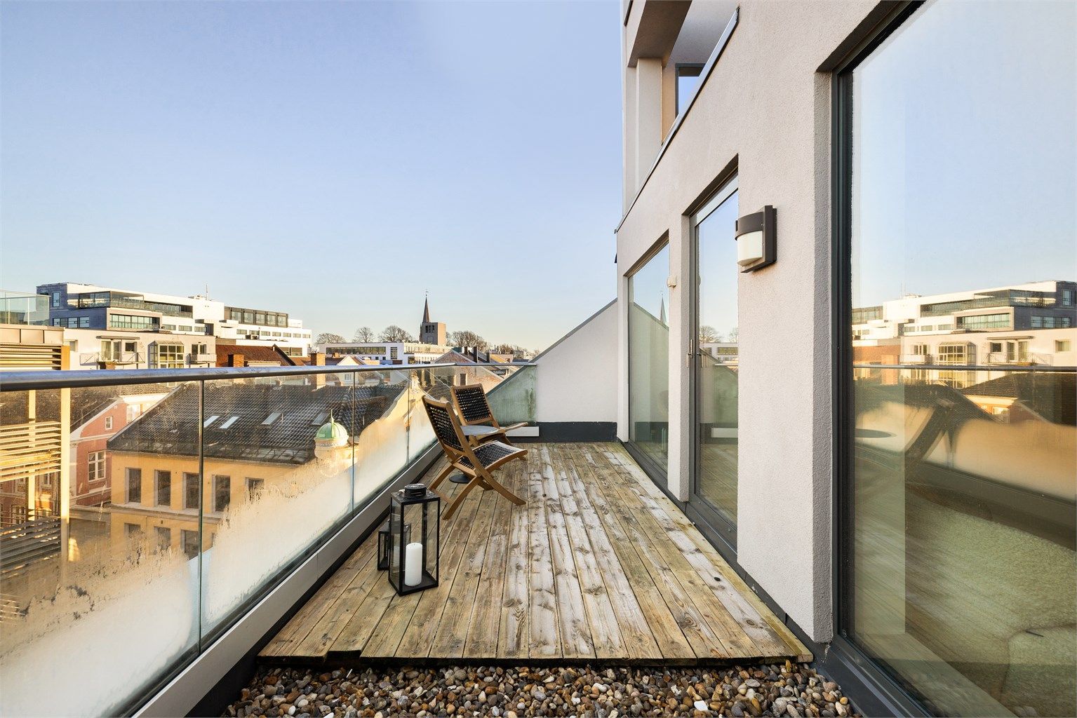 Fasaden ble pusset opp av sameiet så nylig som i 2024. Terrassegulvet er værslitt og naturlig gjenstand for utskiftninger.