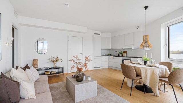Det er fin parkett på gulv og lyse veggflater. Innvendig bod ved kjøkken gir ekstra god lagringsplass.