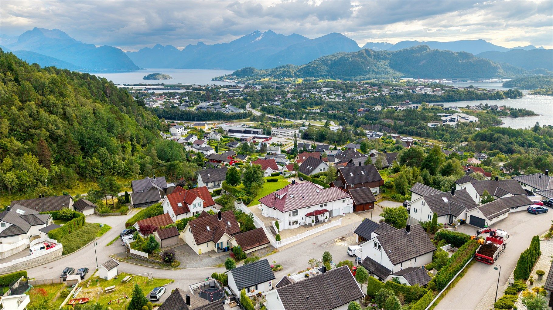 Dronebilde over eiendommen og nærområdet tatt mot fra nord mot syd