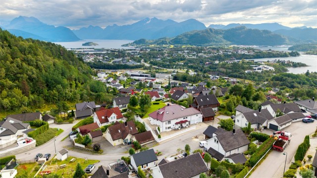 Dronebilde over eiendommen og nærområdet tatt mot fra nord mot syd