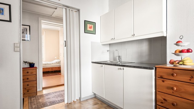 Kjøkkenet har glatte fronter, laminert benkeplate og nedfelt kjøkkenvask med armatur.