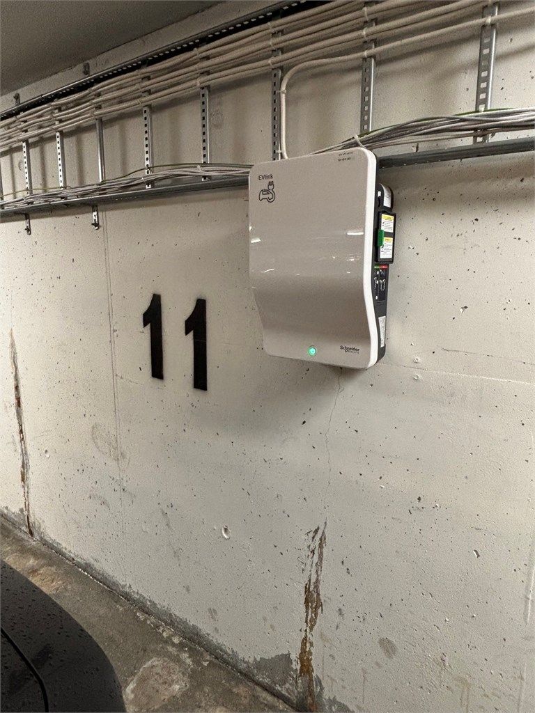 Det er ferdigmontert lader på plassen. 
