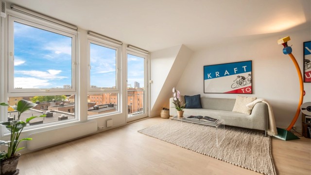Stuen i 8. etasje har parkett på gulvet og store vinduer med fransk balkong. Herfra er det også en nydelig utsikt mot Oslo sentrum og fjorden.