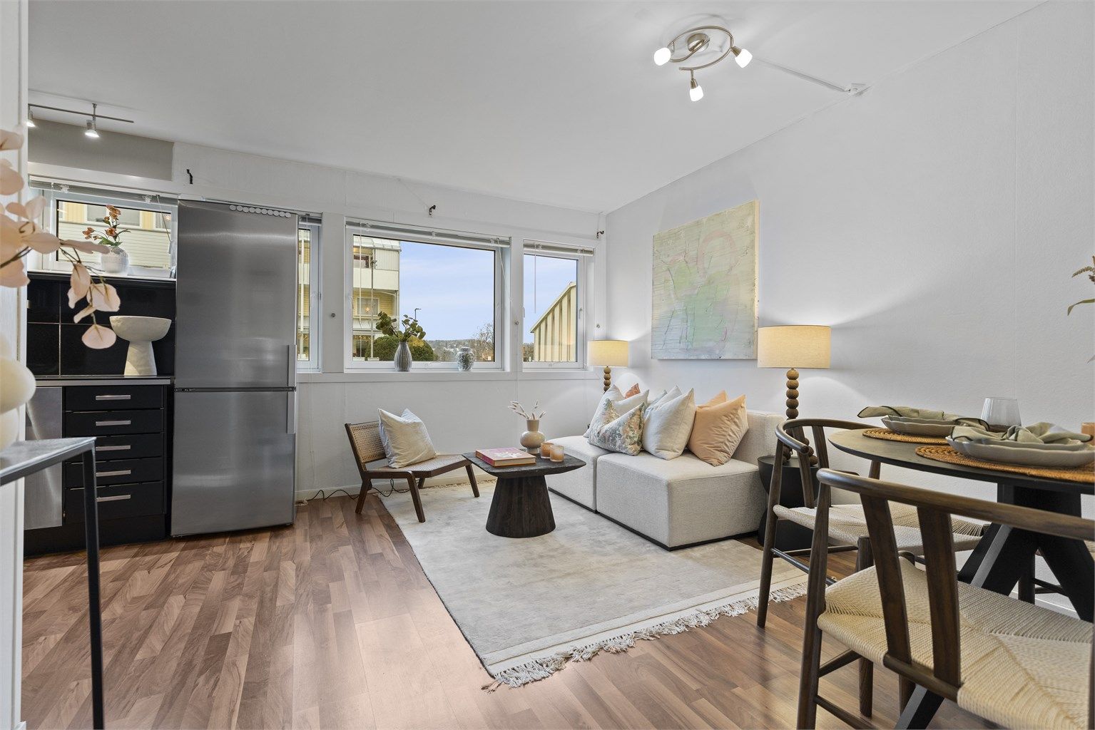 Det er rikelig med lysinnslipp fra store vindusflater som skaper en åpen og luftig romfølelse. Foto: Marika Mørkestøl / Marika Foto