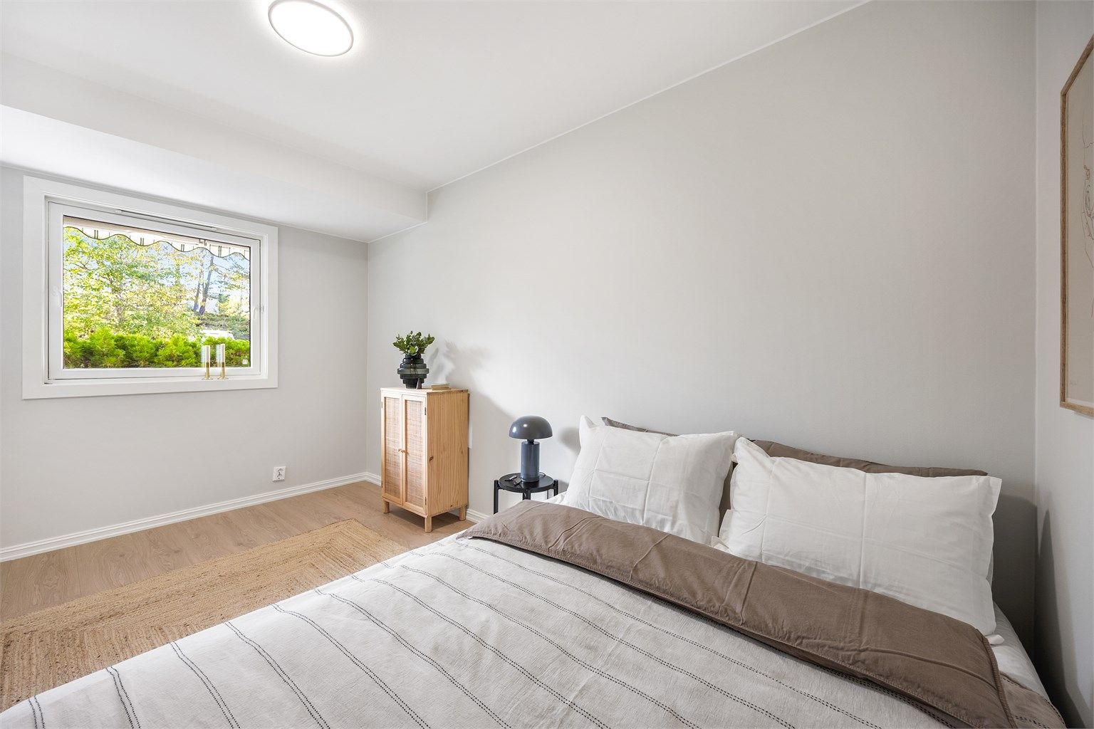 Vinduet vender ut mot rolige, grønne fellesarealer.