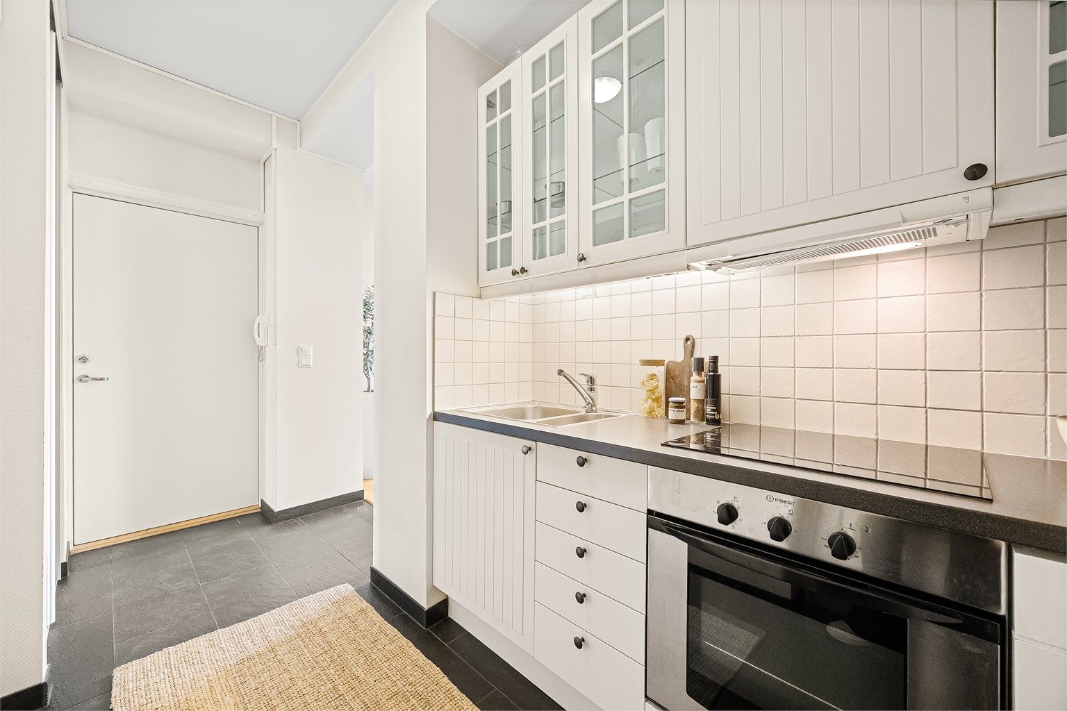 Kjøkkeninnredning fra 2007 med profilerte fronter, benkeplate med laminert overflate og nedfelt kjøkkenvask med armatur.