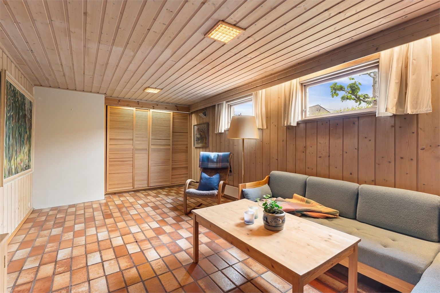 Rommet har panel på vegger og i tak, samt en praktisk skyvedørsgarderobe. Ikke godkjent til varig opphold.