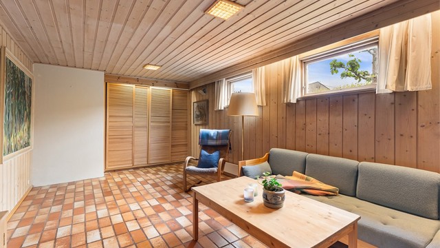 Rommet har panel på vegger og i tak, samt en praktisk skyvedørsgarderobe. Ikke godkjent til varig opphold.